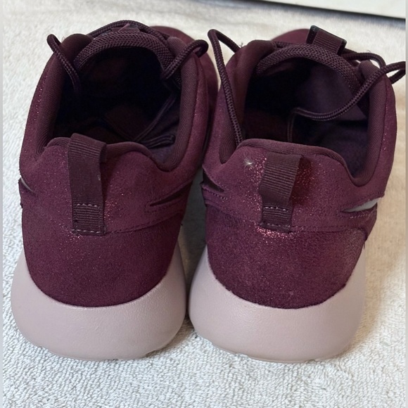 Nike Women’s  Roshe One Premium 'Metallic Mahogany' Running Shoes Size 7 - Picture 4 of 7